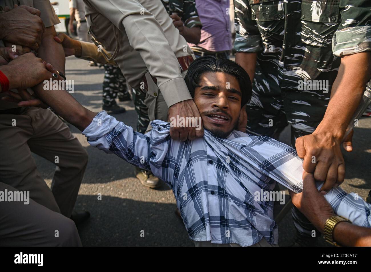 Nuova Delhi, India. 23 ottobre 2023. Il personale della polizia indiana detiene un attivista durante una protesta a sostegno dei palestinesi a Gaza, in mezzo al conflitto tra Israele e Hamas a nuova Delhi, in India. (Immagine di credito: © Kabir Jhangiani/ZUMA Press Wire) SOLO USO EDITORIALE! Non per USO commerciale! Foto Stock