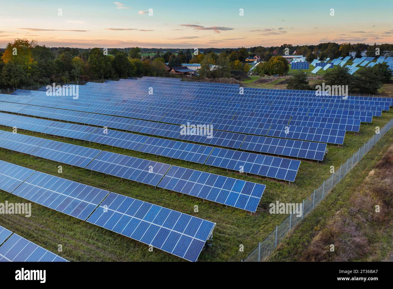 Parco solare con pannelli solari di diversa costruzione Foto Stock