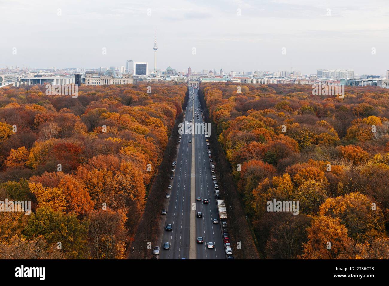 Germania, Berlino, autostrada circondata da alberi di parchi autunnali visti dalla colonna della Vittoria Foto Stock