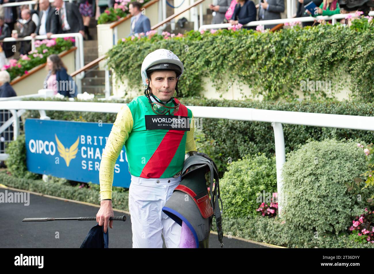 Ascot, Berkshire, Regno Unito. 21 ottobre 2023. Jockey William Buick torna al Parade Ring dopo aver cavalcato Mill Stream nel QIPCO British Champions Sprint Stakes all'ippodromo di Ascot sul QIPCO British Champions Day Credit: Maureen McLean/Alamy Foto Stock