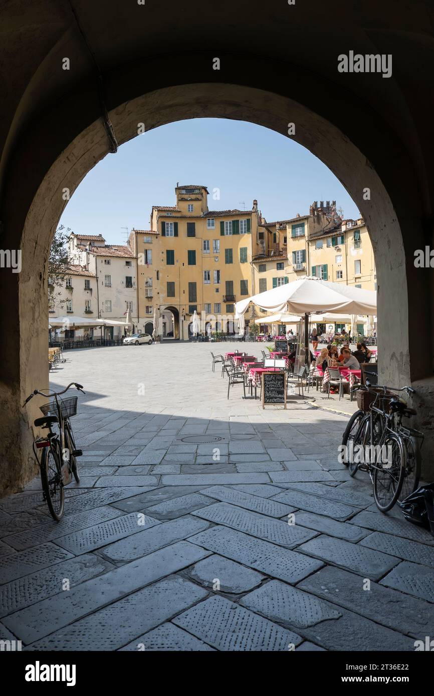 Italia, Toscana, Lucca, Piazza dell'Anfiteatro con arco in primo piano Foto Stock