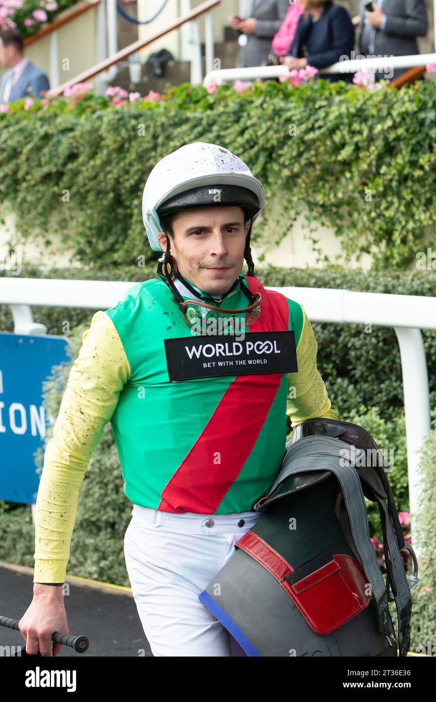 Ascot, Berkshire, Regno Unito. 21 ottobre 2023. Jockey William Buick torna al Parade Ring dopo aver cavalcato Mill Stream nel QIPCO British Champions Sprint Stakes all'ippodromo di Ascot sul QIPCO British Champions Day Credit: Maureen McLean/Alamy Foto Stock