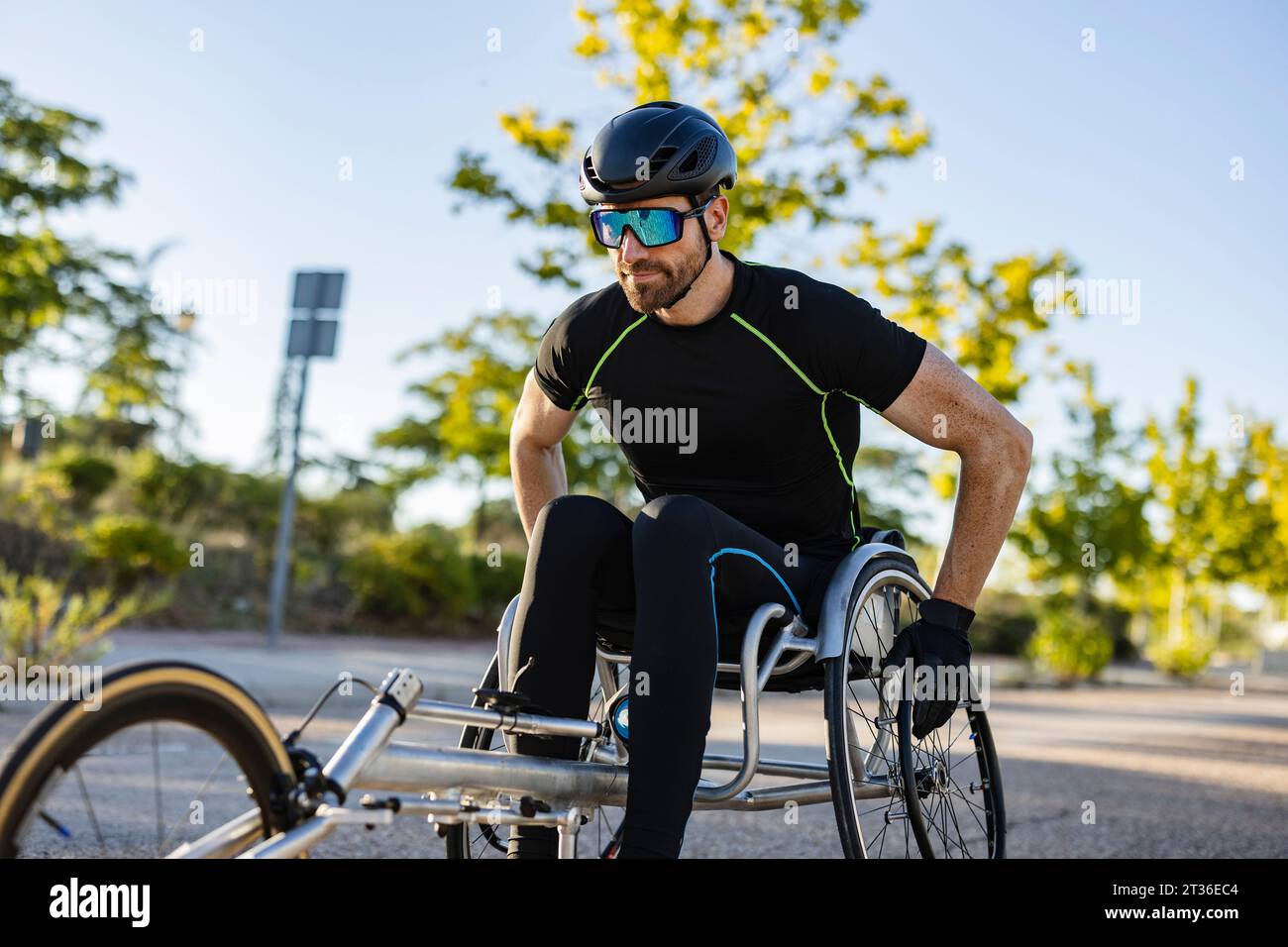 Atleta determinante in sedia a rotelle per le competizioni automobilistiche Foto Stock