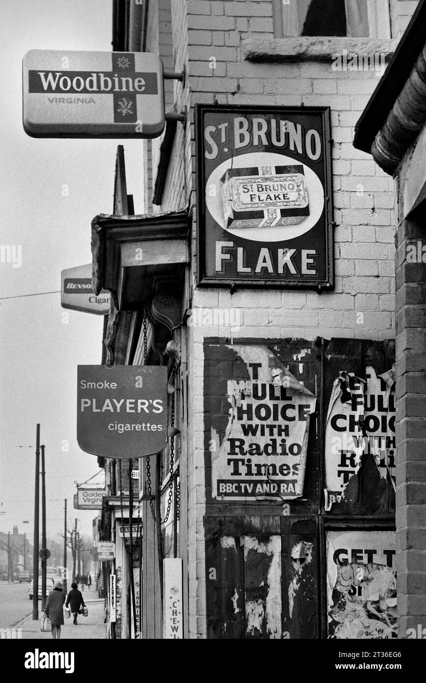 Sharpe's Newsagents and Tobacconist Shop, St Ann's Well Road e Bilberry Street, durante lo sgombero dei baraccopoli di St Ann's, Nottingham. 1969-1972 Foto Stock