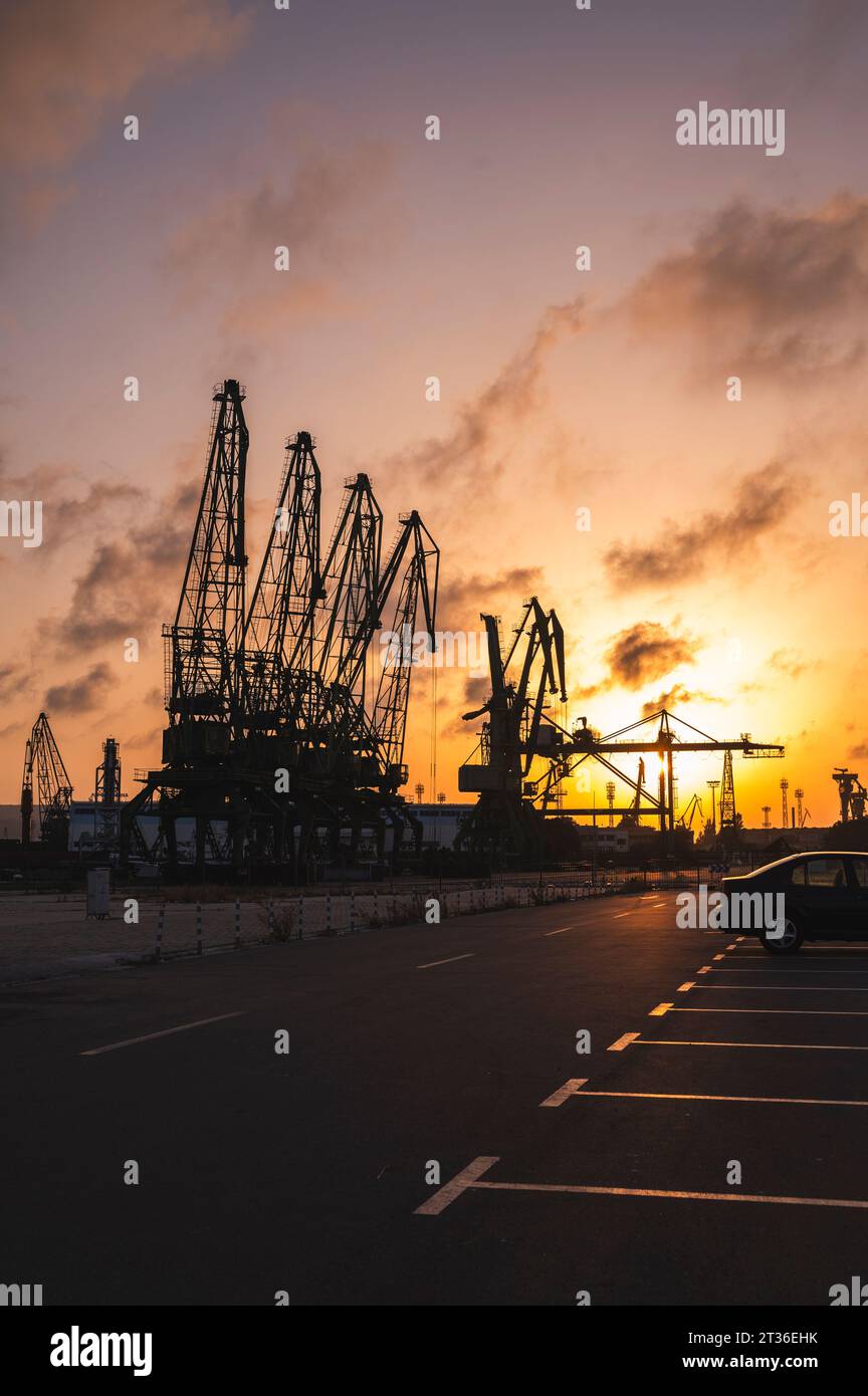 Bulgaria, Varna, parcheggio del molo commerciale al tramonto Foto Stock