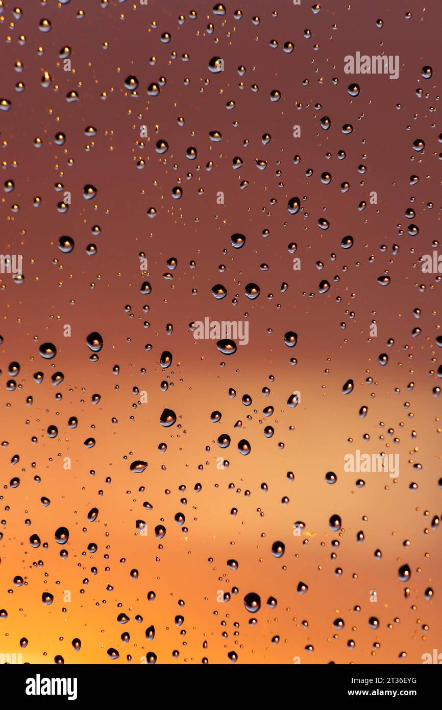 Finestra coperta da gocce di pioggia Foto Stock