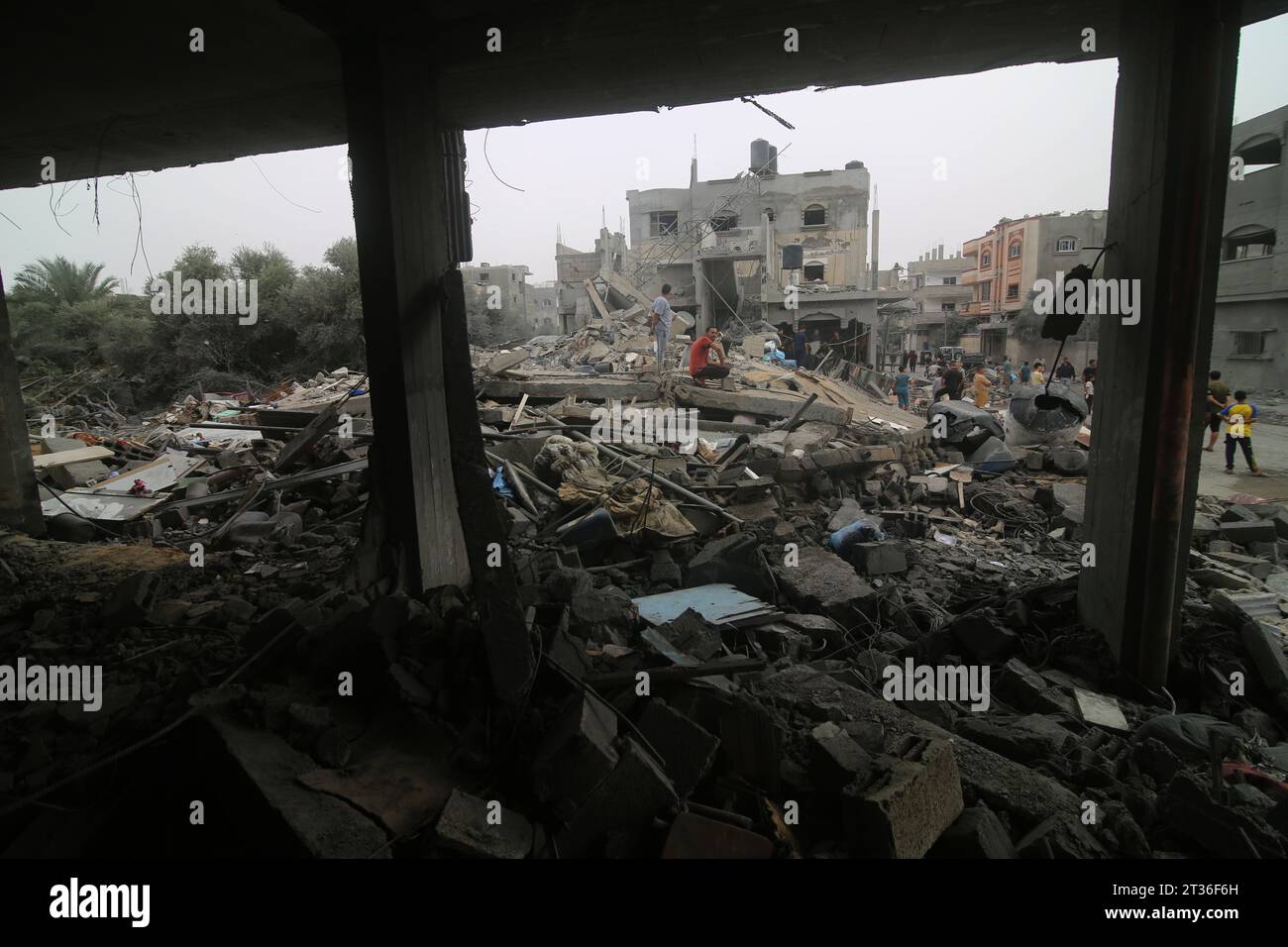 Gaza. 23 ottobre 2023. Le persone controllano gli edifici distrutti dopo gli attacchi aerei israeliani nella città di Gaza, 23 ottobre 2023. Crediti: Xinhua/Alamy Live News Foto Stock