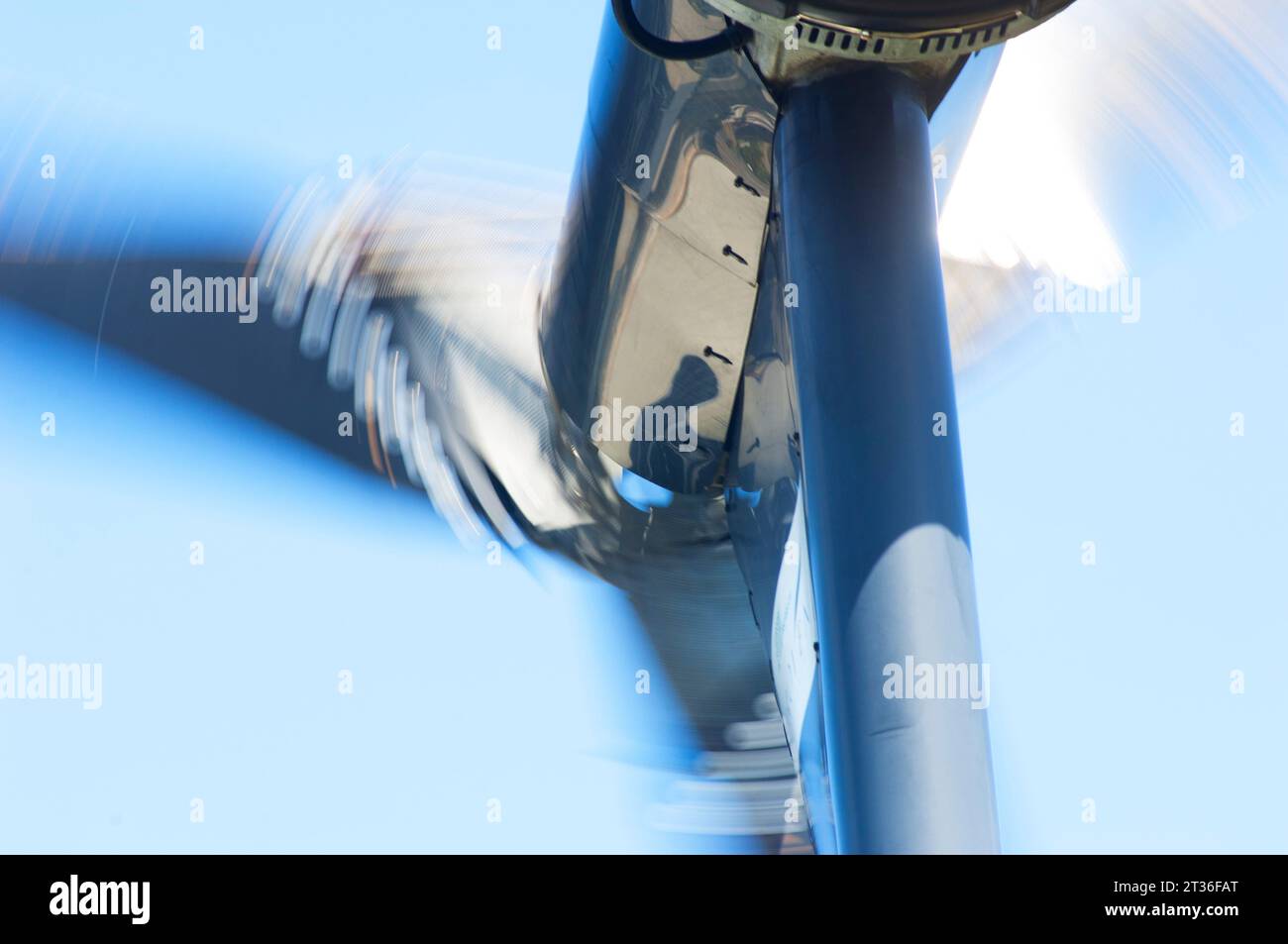 Pale sfocate di una piccola turbina - John Gollop Foto Stock