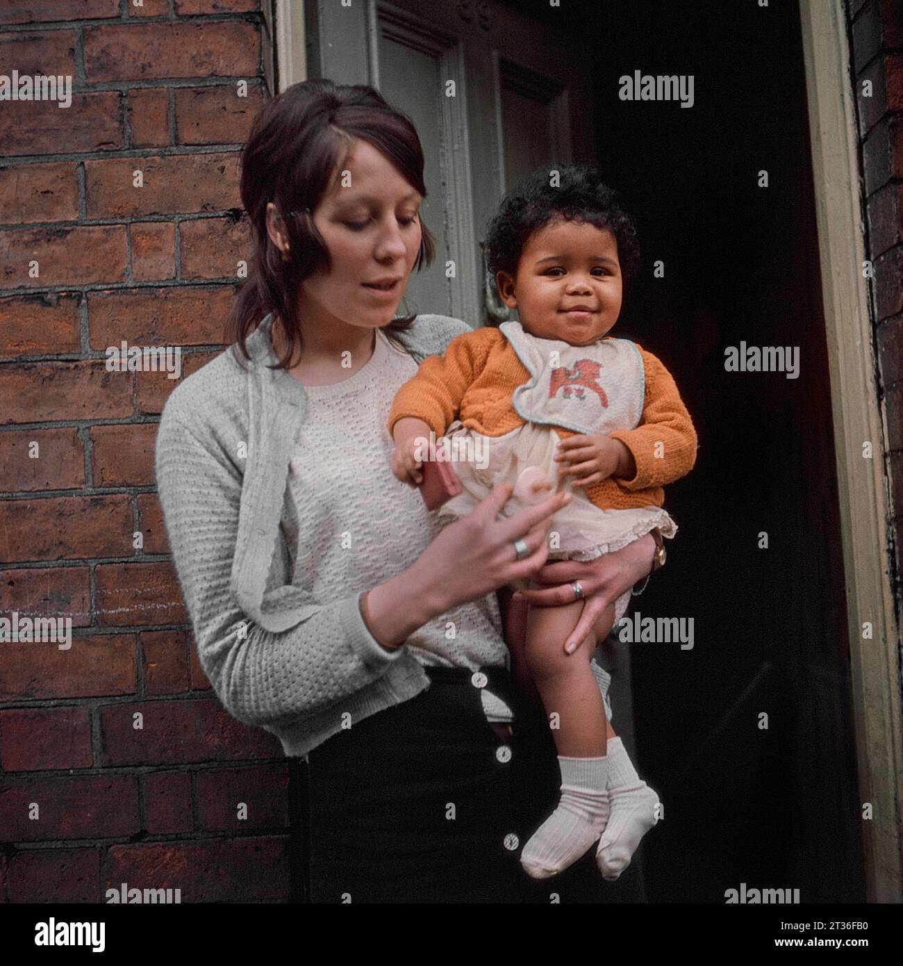 Pamela Long con sua figlia Stephanie al 39 di Crown Street, durante l'evacuazione e la demolizione di St Ann's, Nottingham. 1969-1972 Foto Stock