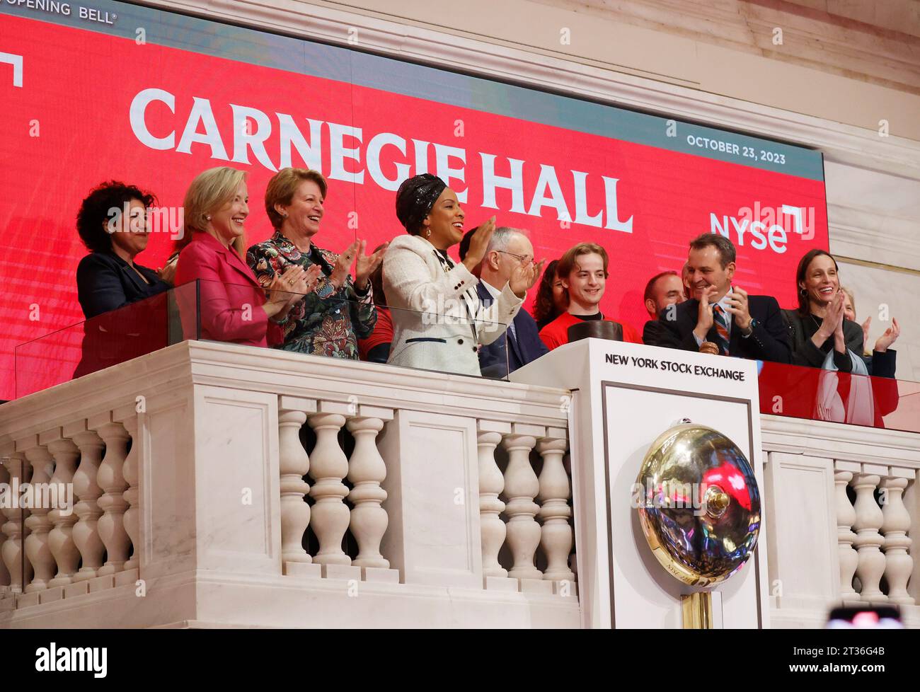 New York, Stati Uniti. 3 gennaio 2023. I rappresentanti della Carnegie Hall suonano la campana di apertura alla Borsa di New York a Wall Street a New York lunedì 23 ottobre 2023. Foto di John Angelillo/UPI Credit: UPI/Alamy Live News Foto Stock