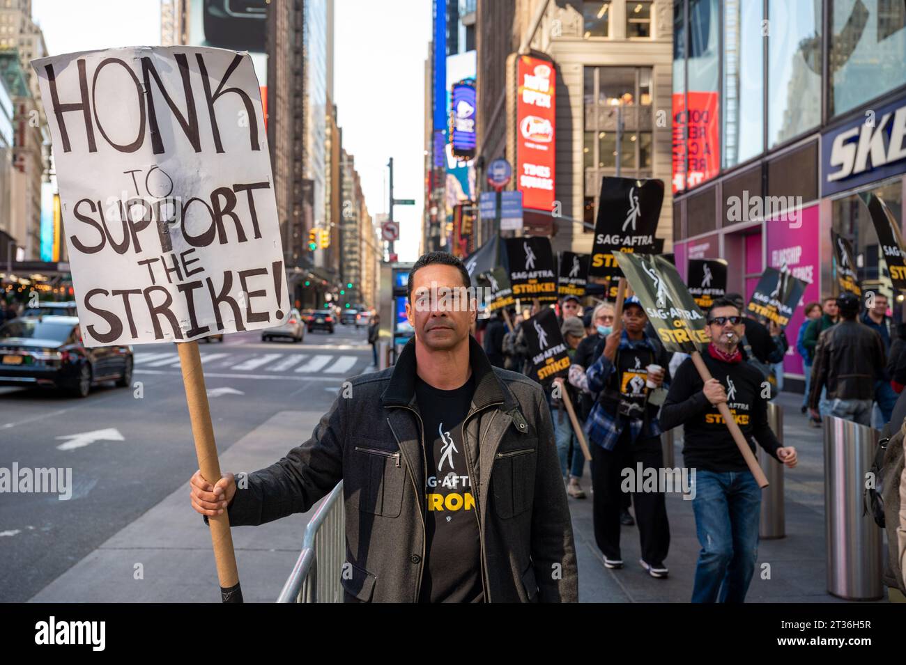 New York, USA. 23 ottobre 2023. I membri dell'unione SAG-AFTRA, che rappresenta attori e altri artisti, si riuniscono con i sostenitori per picchettare presso la sede della Paramount come parte di uno sciopero dei lavoratori in corso a New York, NY, il 23 ottobre 2023. I rappresentanti di SAG-AFTRA e dell'Alliance of Motion Picture and Television Producers (AMPTP) dovrebbero riprendere i negoziati martedì di questa settimana. (Foto di Matthew Rodier/Sipa USA) credito: SIPA USA/Alamy Live News Foto Stock