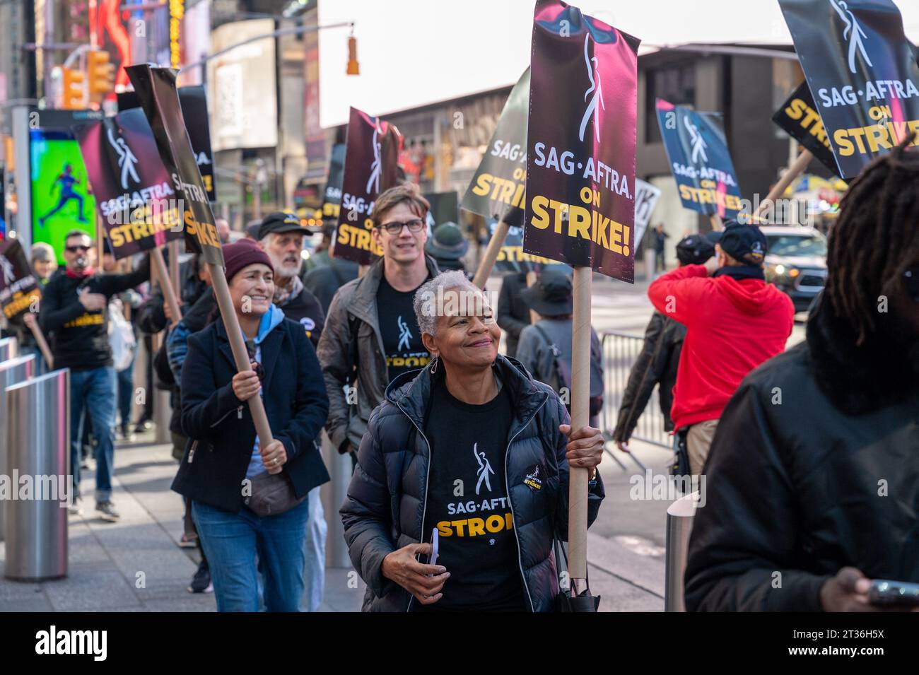 New York, USA. 23 ottobre 2023. I membri dell'unione SAG-AFTRA, che rappresenta attori e altri artisti, si riuniscono con i sostenitori per picchettare presso la sede della Paramount come parte di uno sciopero dei lavoratori in corso a New York, NY, il 23 ottobre 2023. I rappresentanti di SAG-AFTRA e dell'Alliance of Motion Picture and Television Producers (AMPTP) dovrebbero riprendere i negoziati martedì di questa settimana. (Foto di Matthew Rodier/Sipa USA) credito: SIPA USA/Alamy Live News Foto Stock