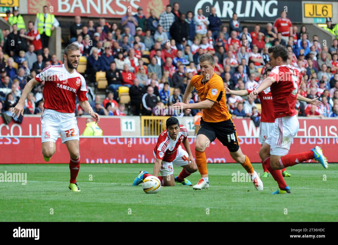 Lee Evans dei Wolverhampton Wanderers con Darren Ward e Grant Hall di Swindon Town. Sky Bet Football League One - Wolverhampton Wanderers / Swindon Town 14/09/2013 Foto Stock