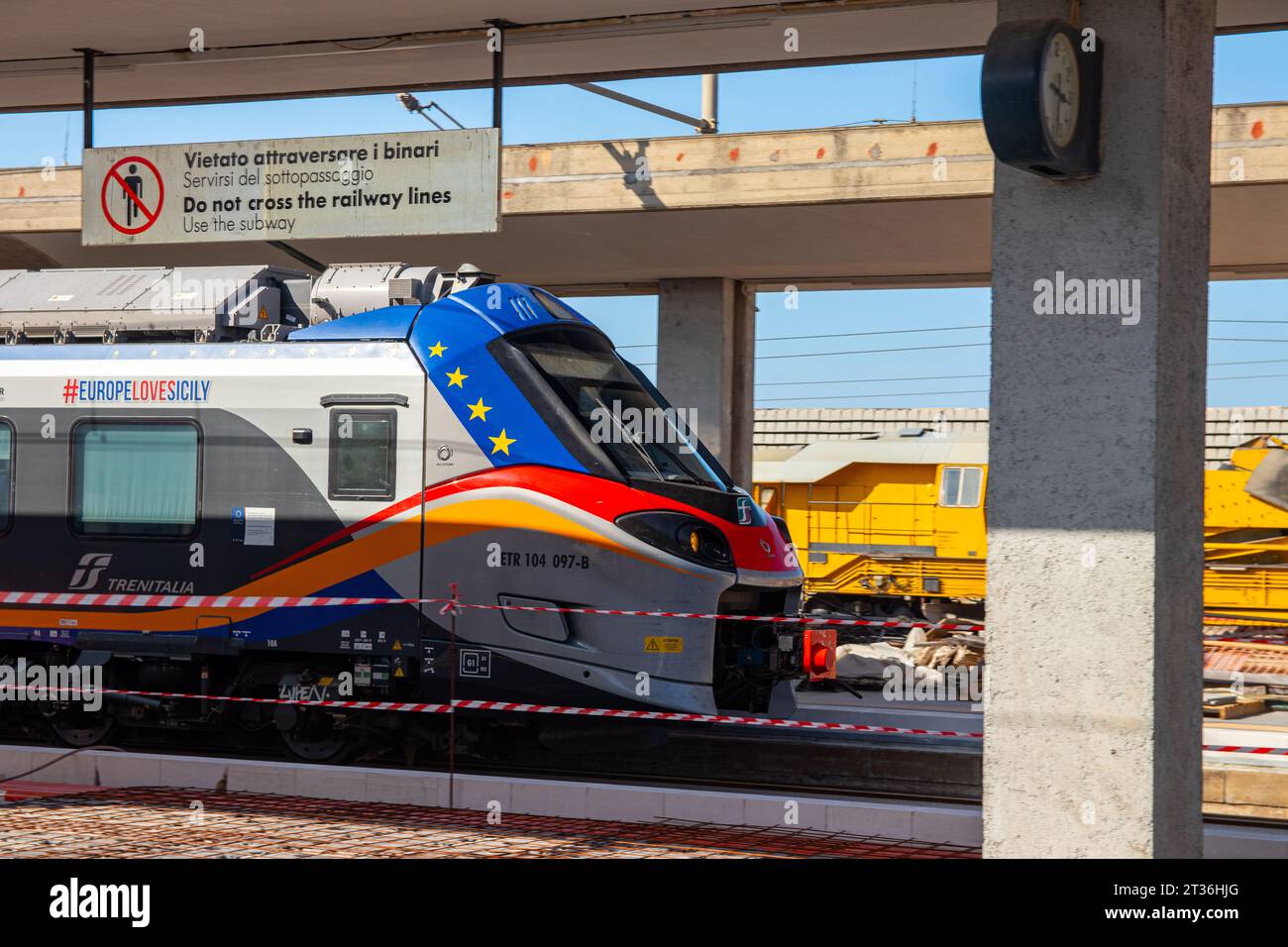 Milazzo, Sicilia, Italia - 3 ottobre 2023. Un treno Trenitalia in partenza dalla stazione di Milazzo per proseguire il viaggio verso Palermo centrale. Foto Stock