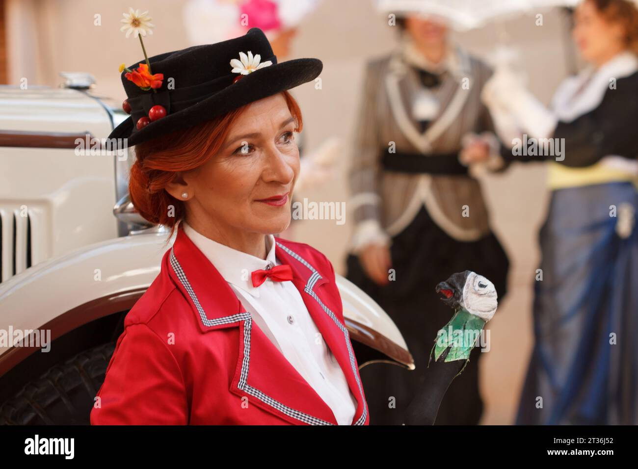 Donna vestita come Mary Poppins con bokeh retrò alla fiera modernista Novelda 2023, Spagna Foto Stock