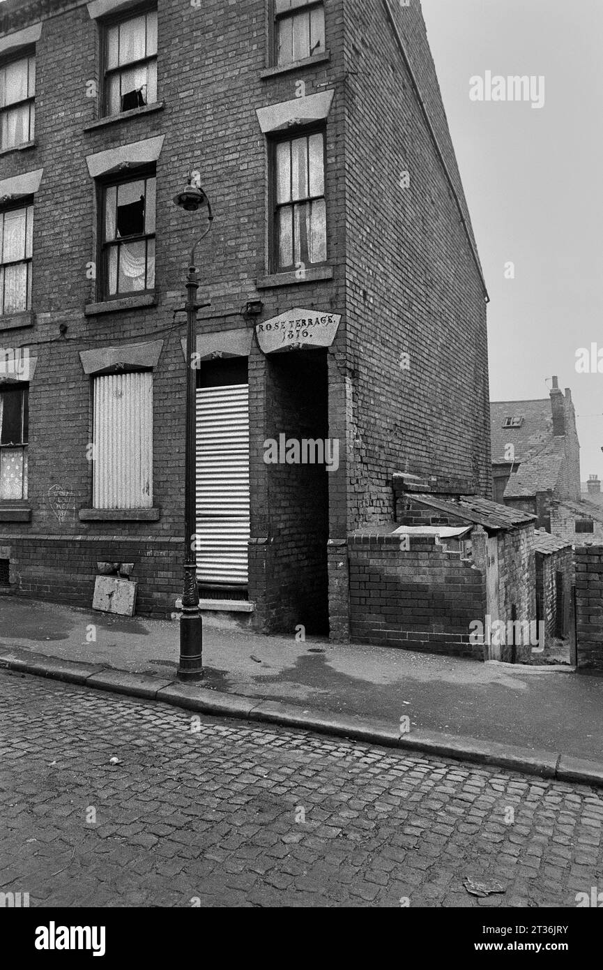 Sgombrate una casa a tre piani vuota su Rose Terrace durante lo sgombero dei baraccopoli e la demolizione di Victorian St Ann's, Nottingham. 1969-1972 Foto Stock