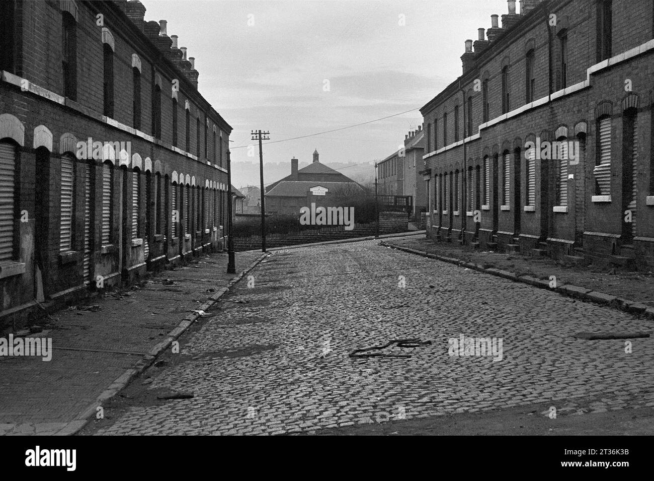 Case terrazzate chiuse abbandonate su una strada acciottolata Moffat Street durante la demolizione di Victorian St Ann's, Nottingham. 1969-1972 Foto Stock