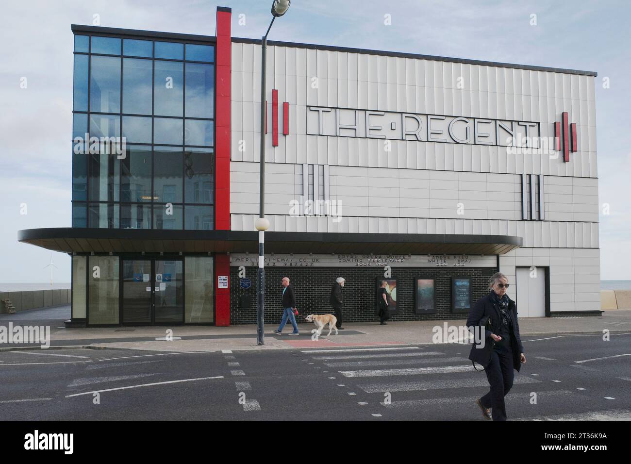 Il New Regent Cinema sul lungomare all'esterno della Redcar è ora completamente operativo Foto Stock