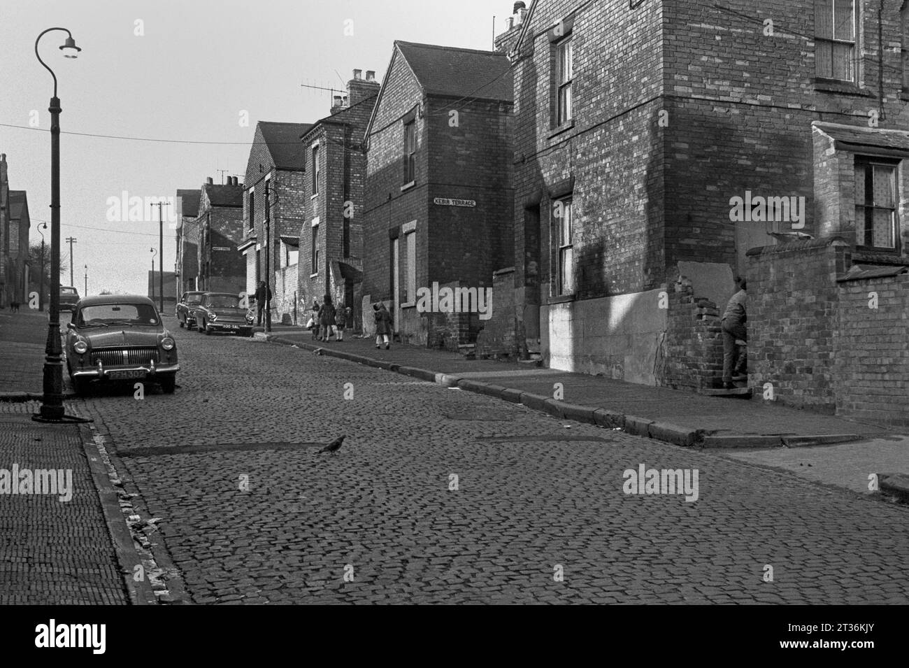 Acciottolato Simkin Street guardando verso Bluebell Hill Road durante la sgomberatura e la demolizione di Victorian St Ann's, Nottingham. 1969-1972 Foto Stock