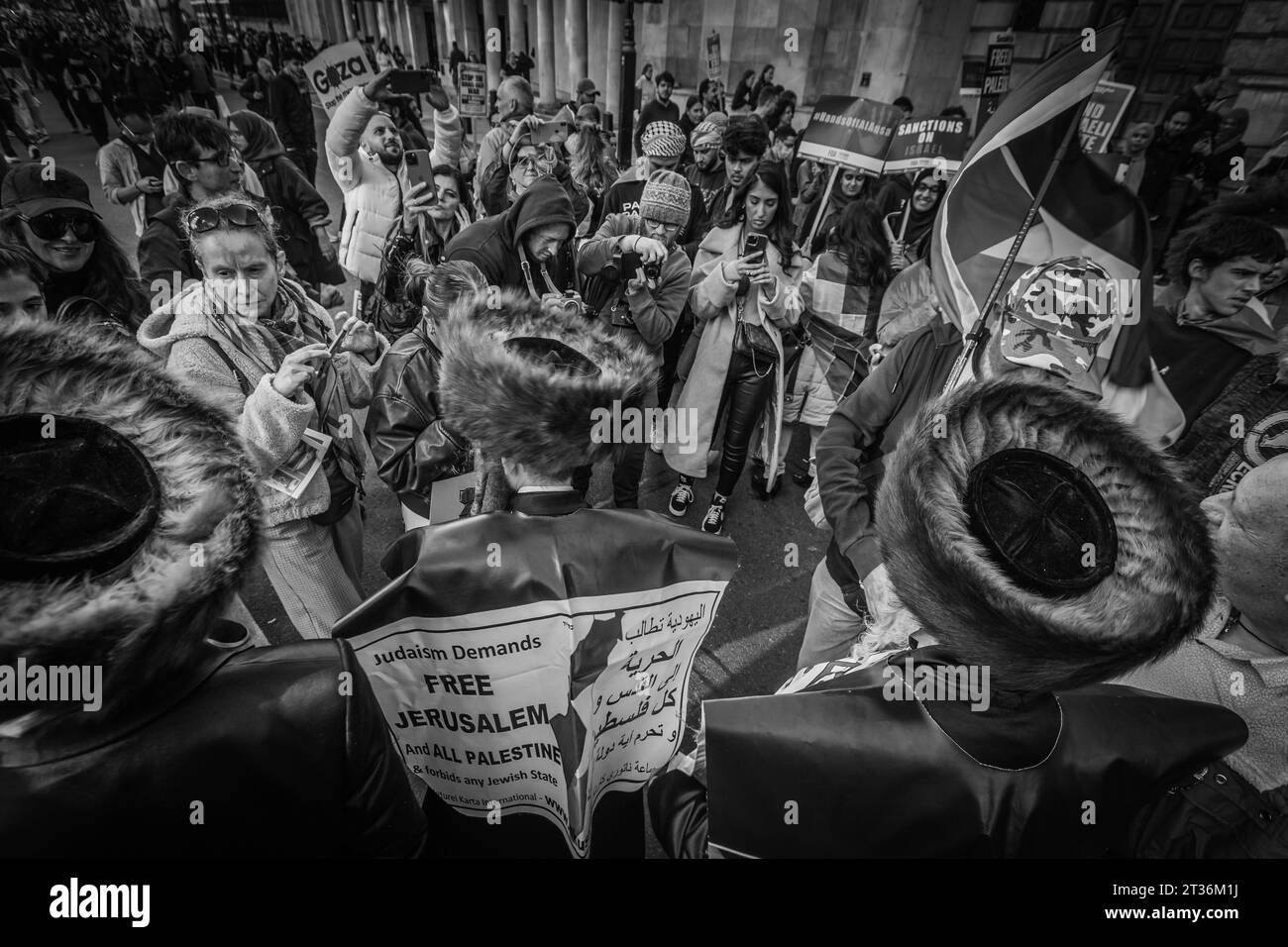 Immagine in bianco e nero di ebrei e musulmani che discutono dell'attuale crisi in Medio Oriente. Foto Stock