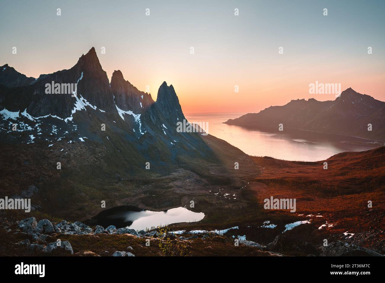 Isola Senja montagne paesaggio in Norvegia vista del sole di mezzanotte viaggio splendide destinazioni tramonto natura scandinava Foto Stock