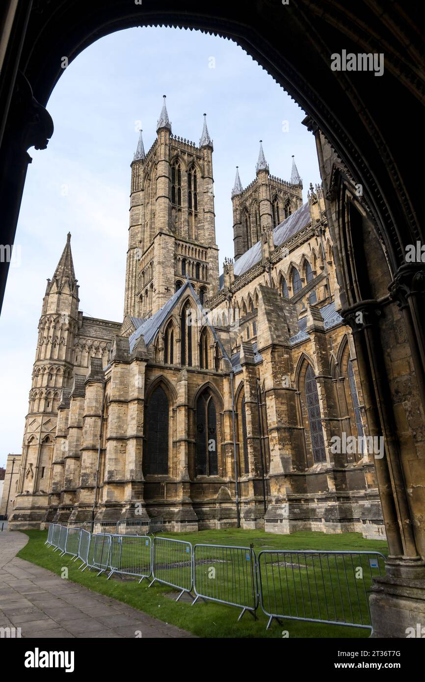 Lincoln Cathedral attraverso Arch, Minster Yard, Lincoln City, Lincolnshire, Inghilterra, REGNO UNITO Foto Stock