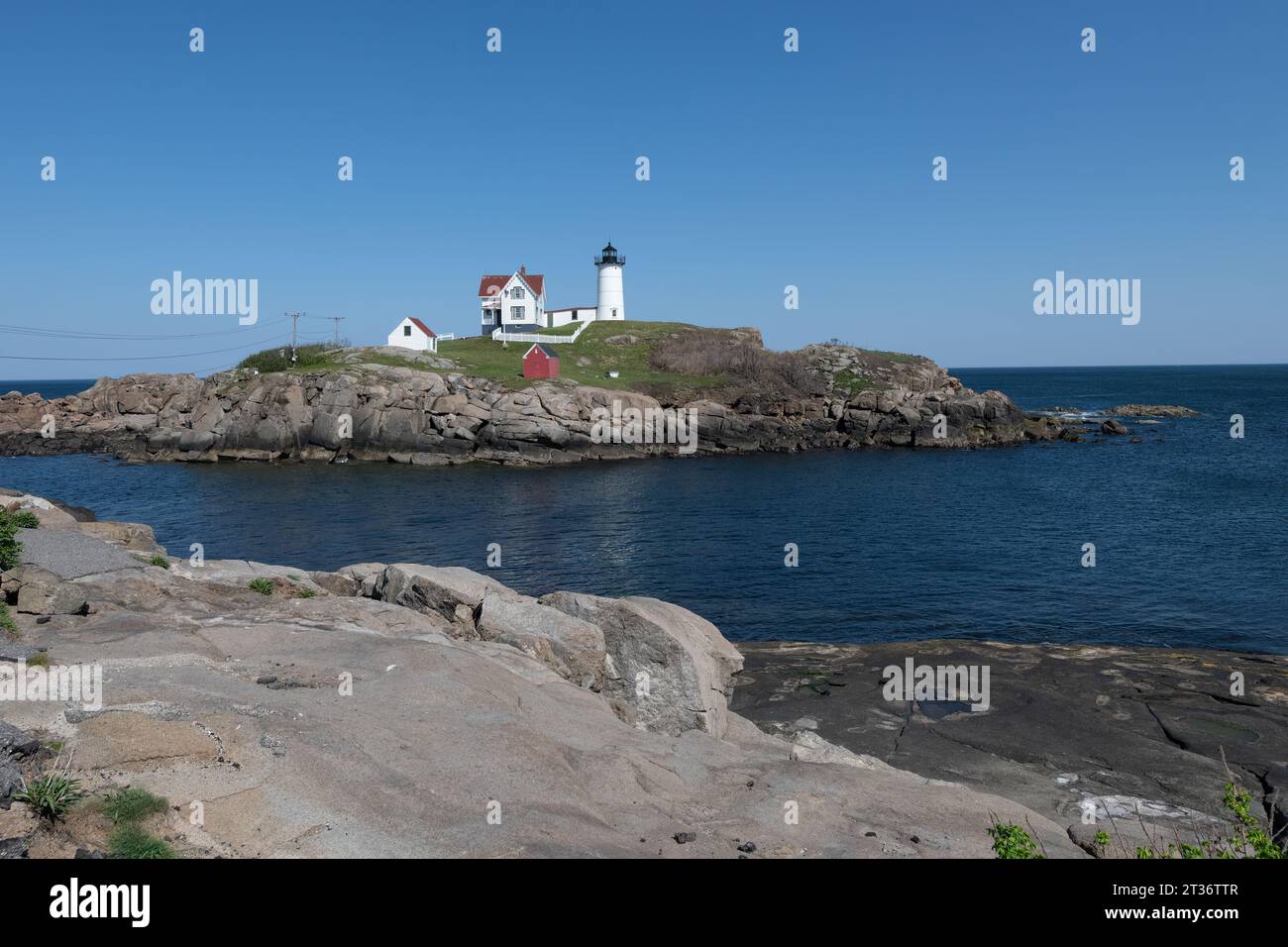Faro Nubble Light a Cape Neddick, York, Maine, in una giornata di sole con cieli azzurri in primavera. Foto Stock