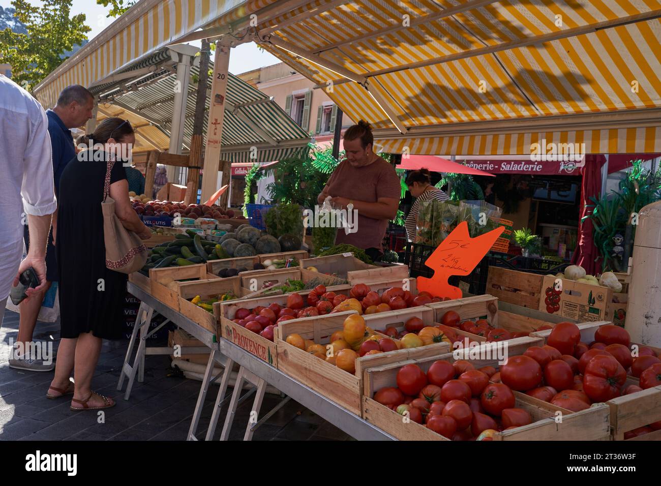 Nizza, Francia - 12 agosto 2023 - le bancarelle del mercato al Cours Saleya di Nizza, uno dei luoghi più vivaci della città Foto Stock