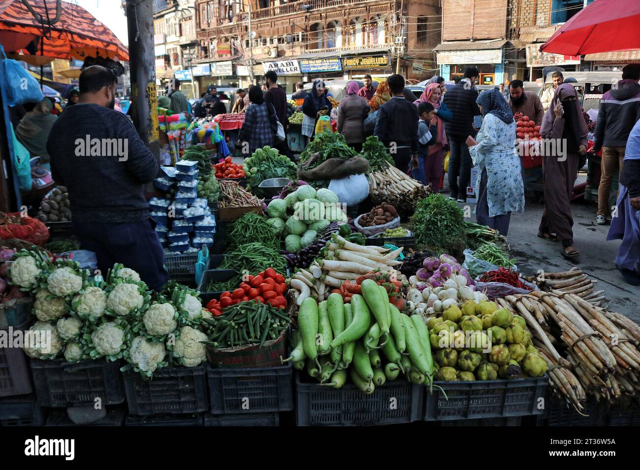 Srinagar, India. 23 ottobre 2023. 23 ottobre 2023, Srinagar Kashmir, India: Un venditore del Kashmir vende verdure in un mercato a Srinagar. Secondo i dati rilasciati dal governo indiano, l'inflazione all'ingrosso in India è rimasta nella zona negativa per il sesto mese consecutivo dopo la lettura di settembre è arrivata al -0,26% contro il -0,52% di agosto. Il 23 ottobre 2023 a Srinagar Kashmir, India. (Foto di Firdous Nazir/Eyepix Group) credito: Eyepix Group/Alamy Live News Foto Stock