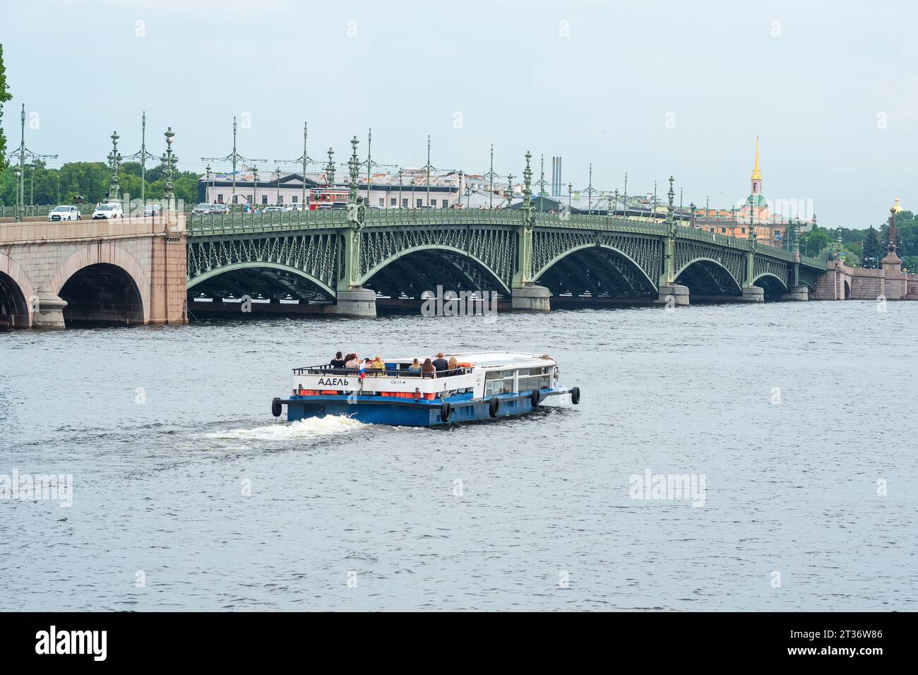 San Pietroburgo, Russia - 2 agosto 2023: Tram d'acqua sul fiume Neva con lo storico Ponte della Trinità sullo sfondo Foto Stock