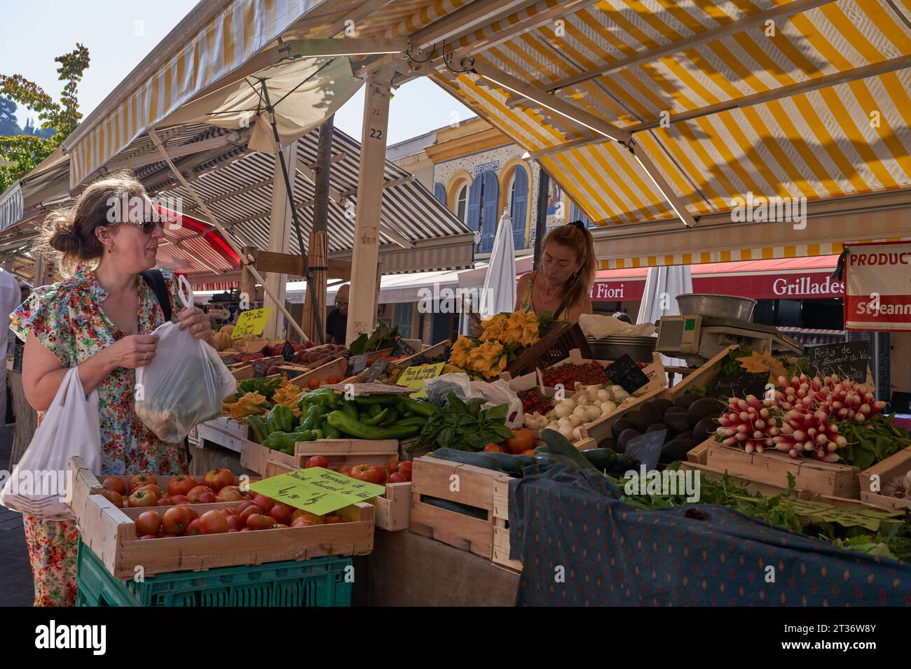 Nizza, Francia - 12 agosto 2023 - le bancarelle del mercato al Cours Saleya di Nizza, uno dei luoghi più vivaci della città Foto Stock