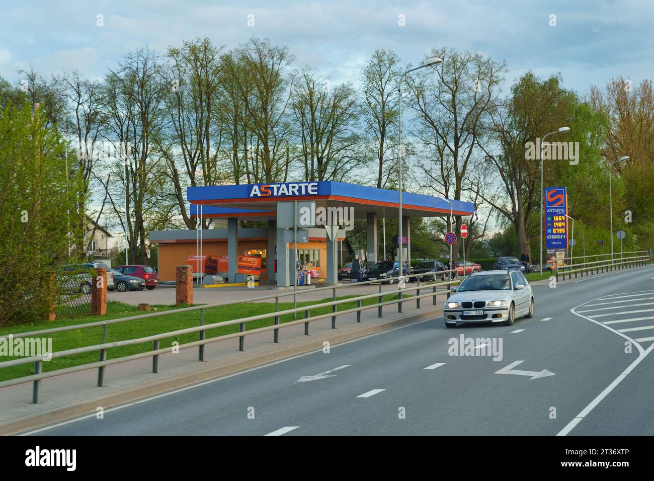 Vilnius, Lituania - 3 maggio 2023: Distributore di benzina Astarte vicino all'autostrada. Foto Stock