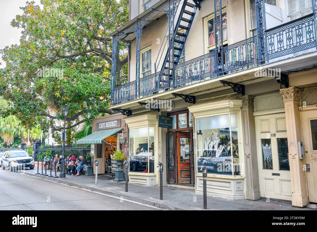 NEW ORLEANS, LOUISIANA, USA - 22 OTTOBRE 2023: Cityscape con Cafe Beignet, vetrine e stazione di polizia su Royal Street nel quartiere francese Foto Stock