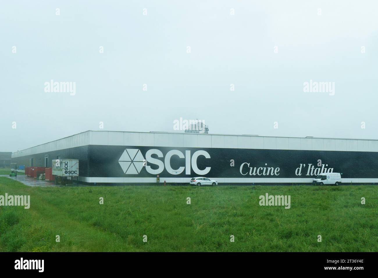 Parma, Italia - 10 maggio 2023: Facciata di un edificio industriale per un'azienda manifatturiera di mobili - SCIC. Foto Stock