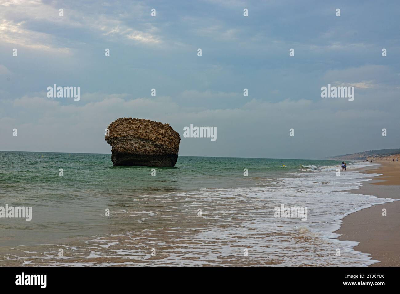 Foto della roccia di Matalascanas la rovina di una vecchia torre nell'oceano atlantico a Matalascanas in Andalusia Foto Stock