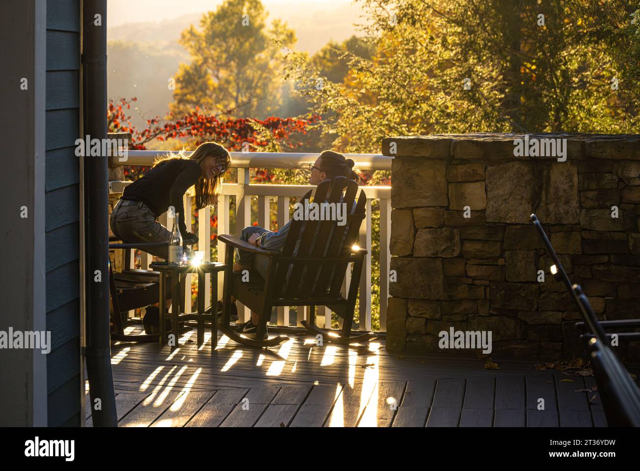 Donne che si godono un bellissimo tramonto autunnale dal ponte del Brasstown Valley Resort & Spa a Young Harris, Georgia. (USA) Foto Stock