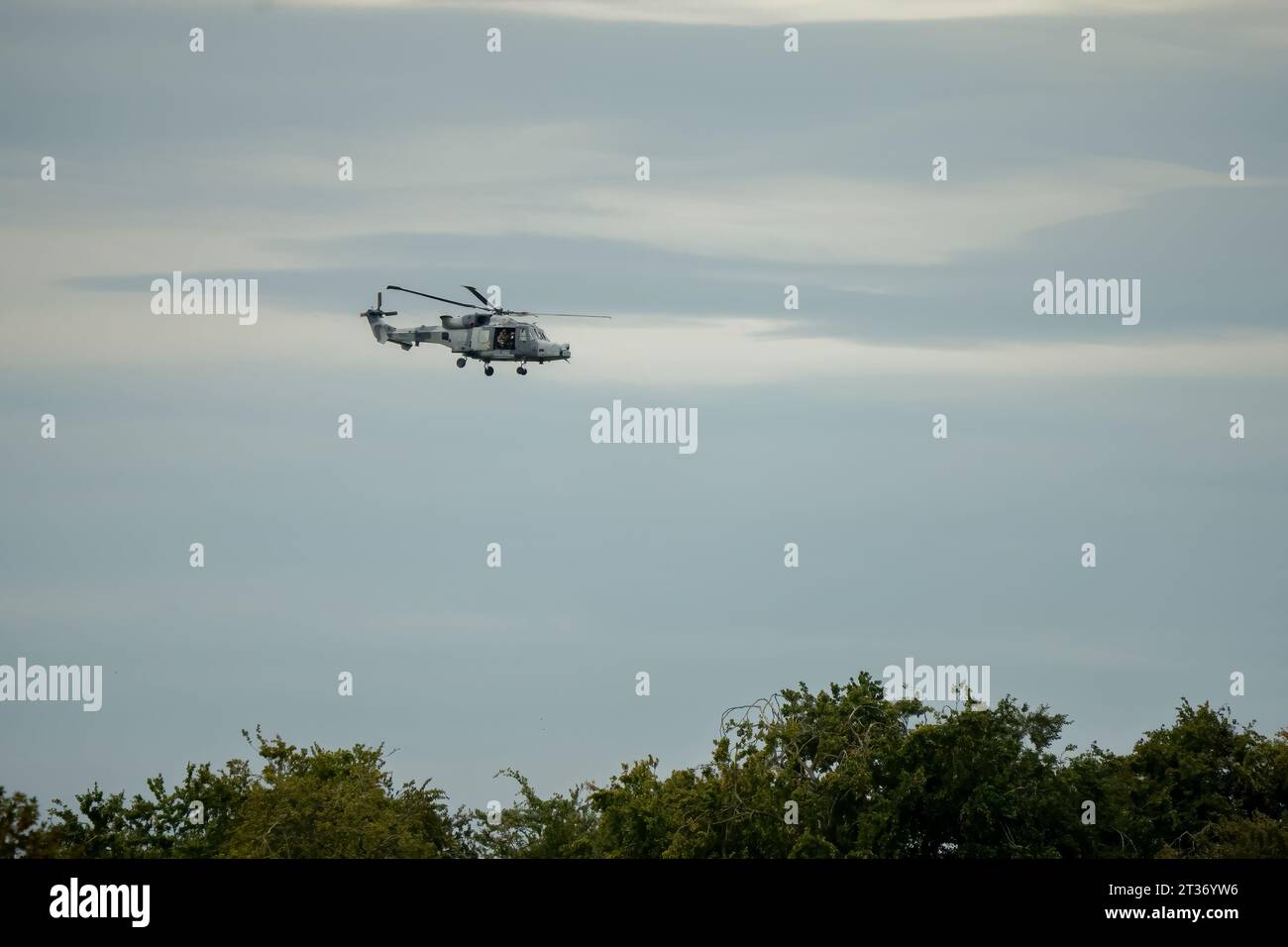 Elicottero AgustaWestland AW159 Wildcat AH1 dell'esercito britannico in volo a basso livello Foto Stock