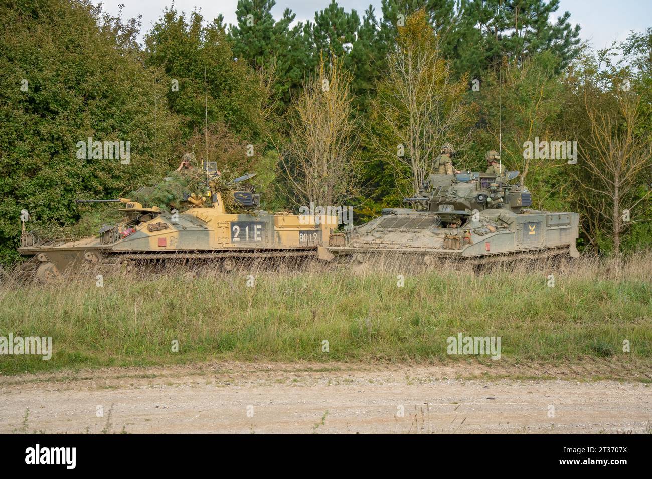 Primo piano di un paio di veicoli da combattimento dell'esercito britannico FV510 Warrior Infantry, comandante e cannoniere in cima Foto Stock