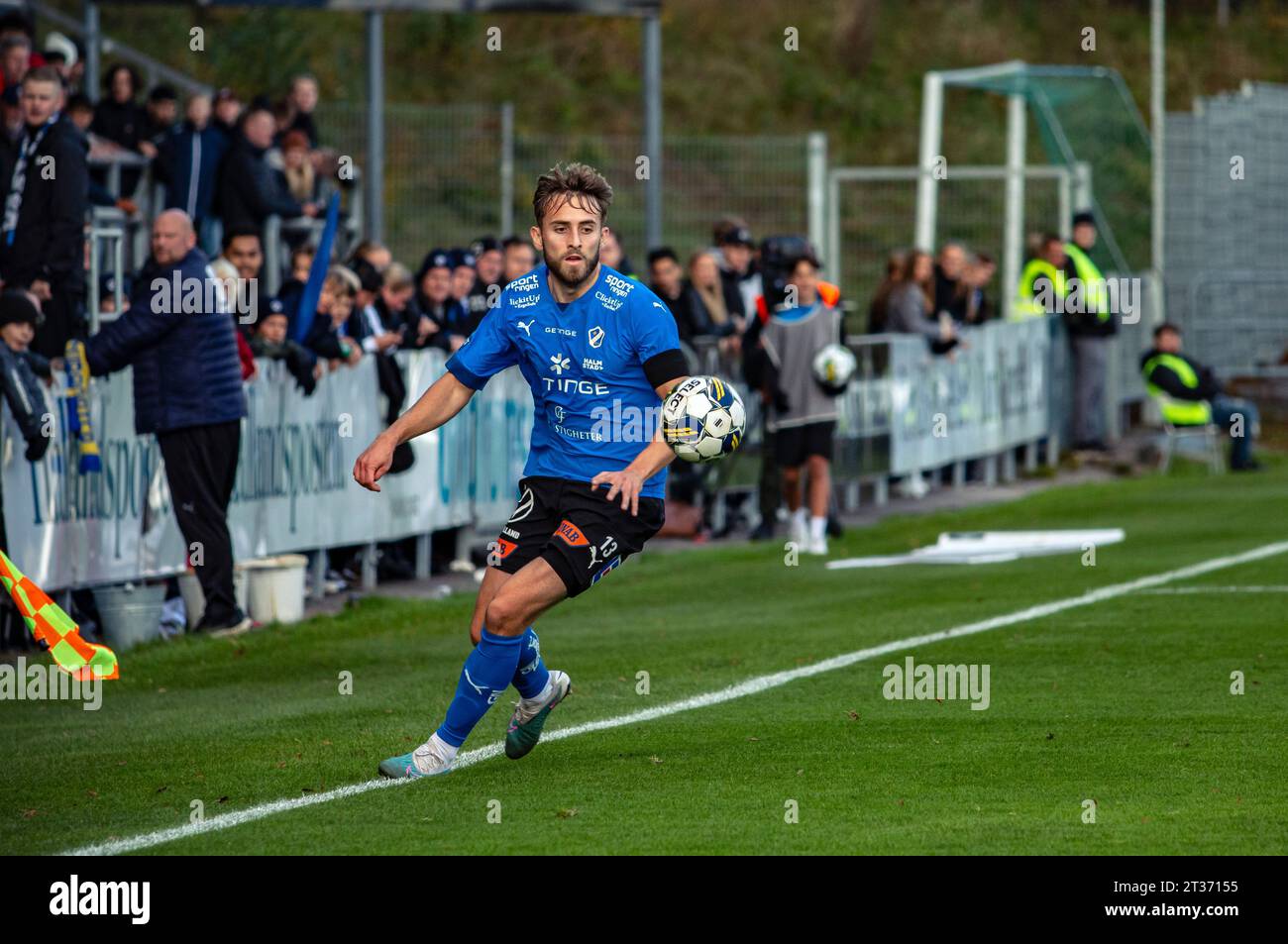 Halmstad, Svezia. 22 ottobre 2023. Jack Cooper Love (13) di Halmstad BK visto durante l'Allsvenskan match tra Halmstads BK e Mjaellby a Oerjans Vall a Halmstad. (Foto: Gonzales Photo - Amanda Persson). Foto Stock