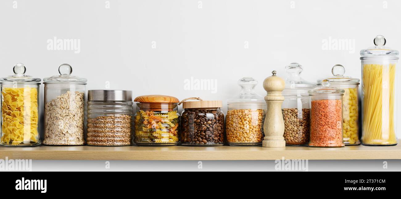 Ripiano da cucina per conservare il cibo in vasetti di vetro su sfondo bianco Foto Stock