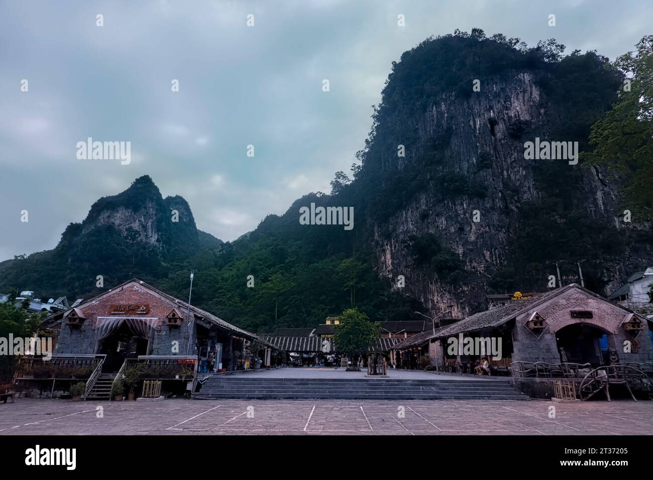 Carsico calcareo e la città vecchia, Dong Van, ha Giang, Vietnam Foto Stock