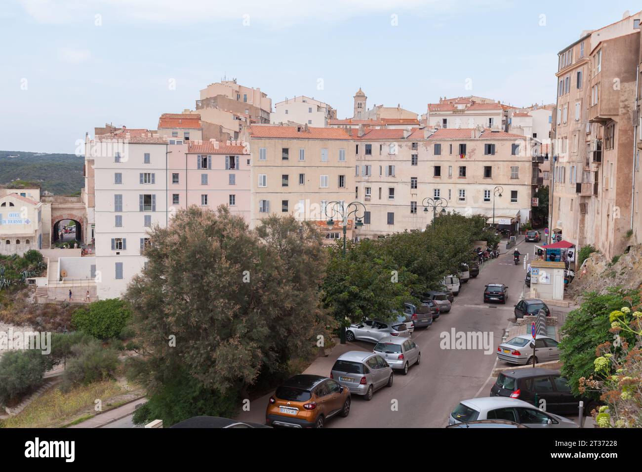 Bonifacio, Francia - 22 agosto 2018: Vista strada con auto parcheggiate, Bonifacio, Corsica. Le vecchie case residenziali con tetti di tegole rosse sono sullo sfondo Foto Stock