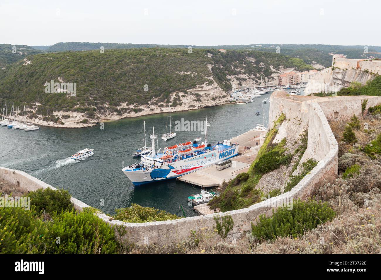 Bonifacio, Francia - 22 agosto 2018: Il traghetto Santa Teresa di Gallura Bonifacio sta caricando nel porto di Bonifacio Foto Stock