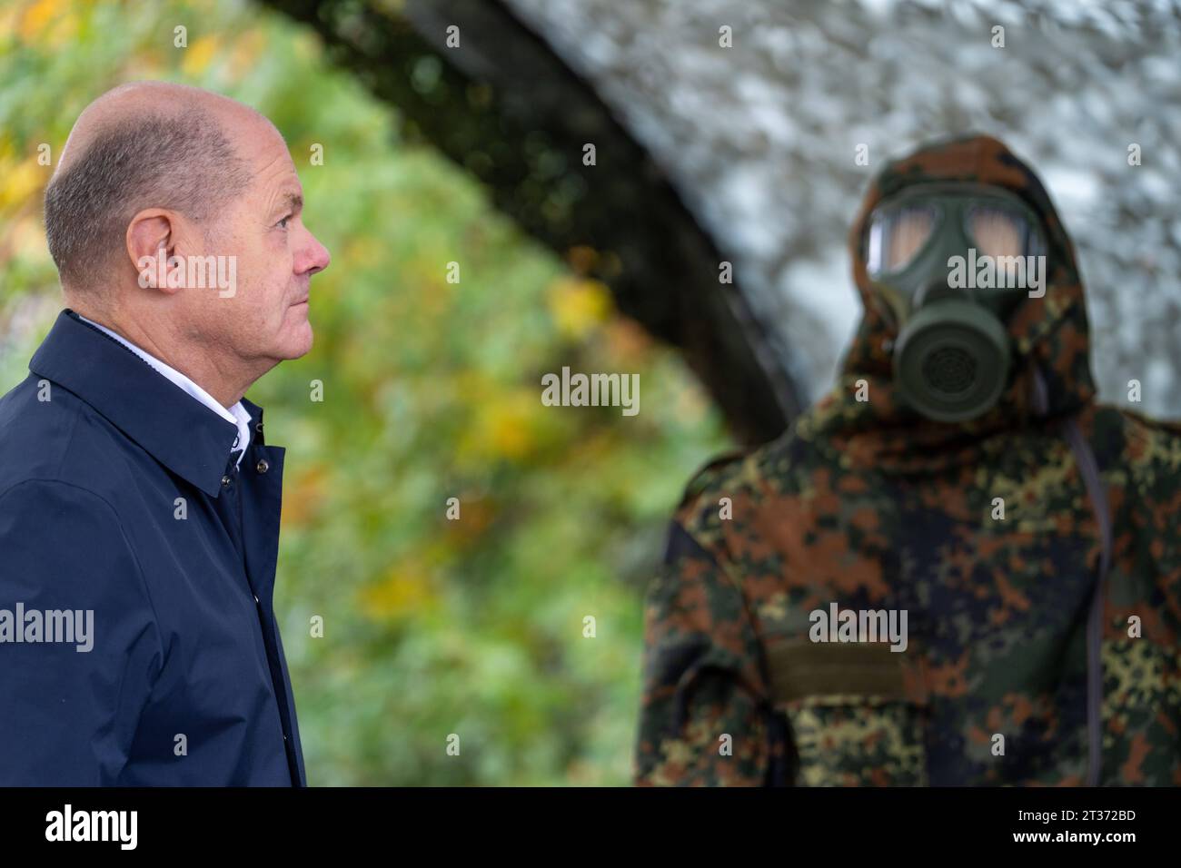 Bundeskanzler bei der Faehigkeitsdemonstration der Territorialen Verfuegungsgruppe des BMVg a Koeln-Wahn Bundeskanzler Olaf Scholz SPD an einer Station fuer Strahlenschutz und einem Strahlenschutzanzug bei einer Uebung der zivilmilitaerische Zusammenarbeit und den host Demonstriert wird, Koeln, 23.10.2023 Koeln Nordrhein-Westfalen Deutschland *** Cancelliere Olaf Scholz SPD in una stazione di radioprotezione e una tuta di radioprotezione durante un esercizio della cooperazione civile-militare e dell'ospite na Foto Stock