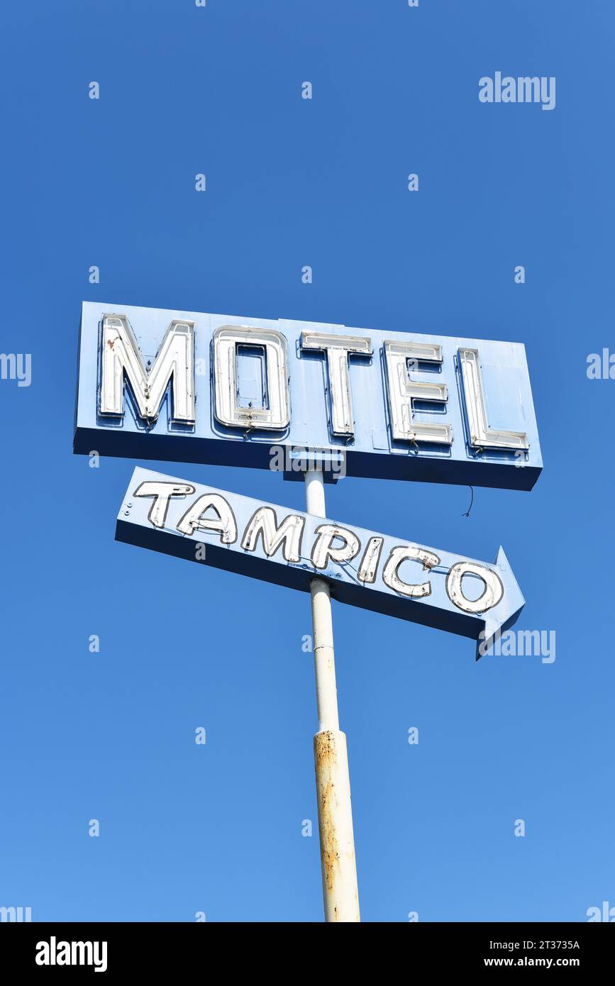 ANAHEIM, CALIFORNIA - 24 SETTEMBRE 2023: Primo piano verticale del cartello con la freccia del Tampico Motel su State College Blvd, attualmente chiuso per lavori di ristrutturazione Foto Stock