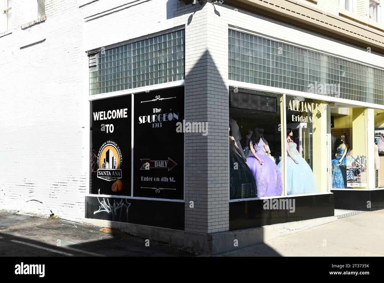 SANTA ANA, CALIFORNIA - 2 ottobre 2023: Benvenuto all'insegna Santa Ana sullo Spurgeon Building nel centro storico. Foto Stock