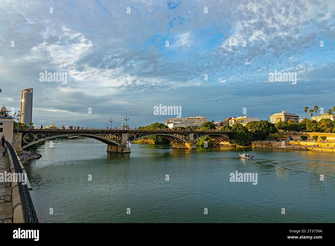 Vista da Triana sul fiume Guadalquivir fino al centro di Siviglia Foto Stock