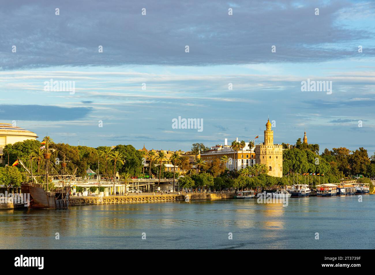 Vista da Triana sul fiume Guadalquivir fino al centro di Siviglia Foto Stock
