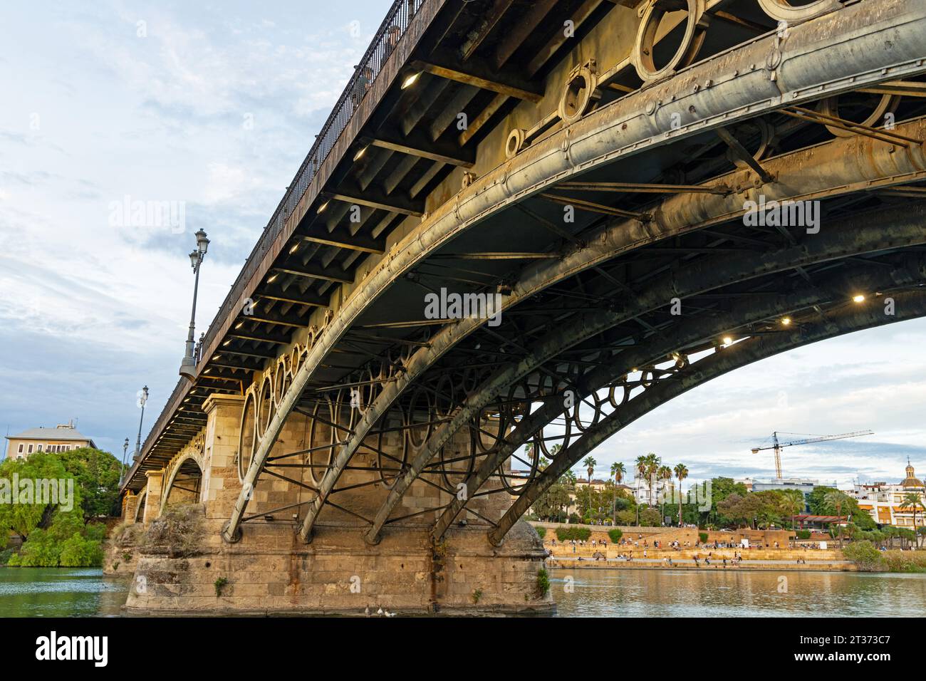 Isabella II ponte o ponte Triana o in spagnolo Puente de Isabel II a Siviglia Foto Stock