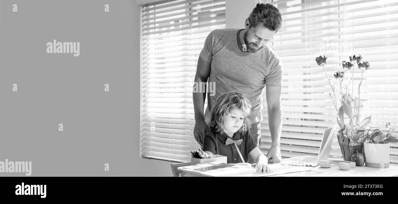Banner della scuola di casa di padre e figlio con laptop a casa, ragazzo di studio con insegnante. Lezione privata di disegno. Concetto di educazione. Homeschooling e aiuto Foto Stock